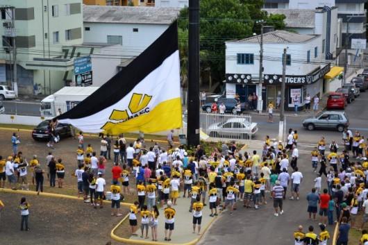Bandeirão tricolor hasteado em grande estilo