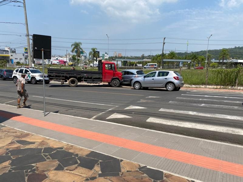 Caminhão fica sem freio e colide em carros no bairro Próspera
