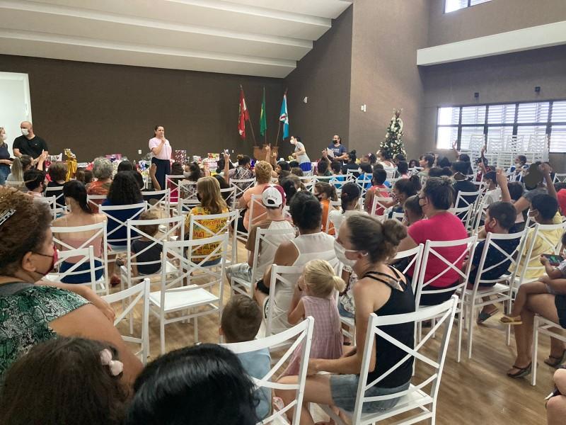 Servidores públicos de Içara participam do projeto árvore de natal solidária