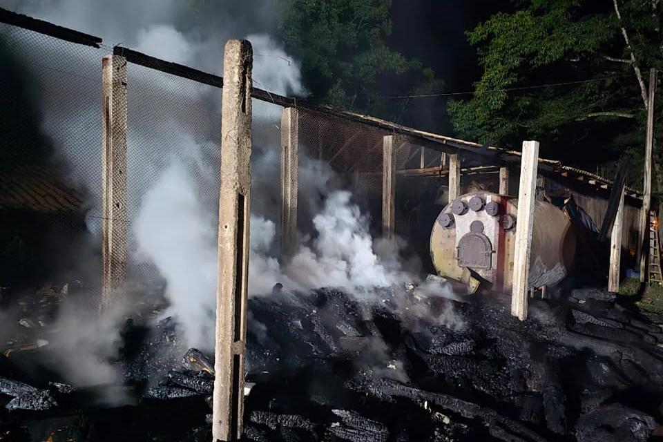 Incêndio deixa prejuízo de R$ 600 mil para proprietário de aviário em Orleans