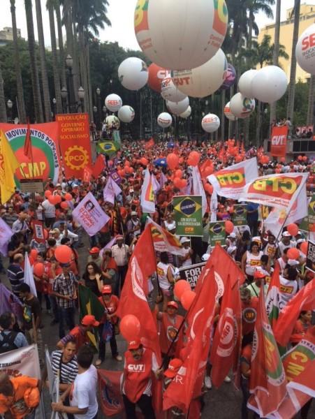Contra impeachment, sindicalistas vão a Brasília