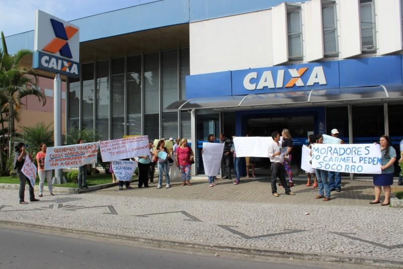 Problemas no Residencial Carmel motivam protesto em frente a Caixa