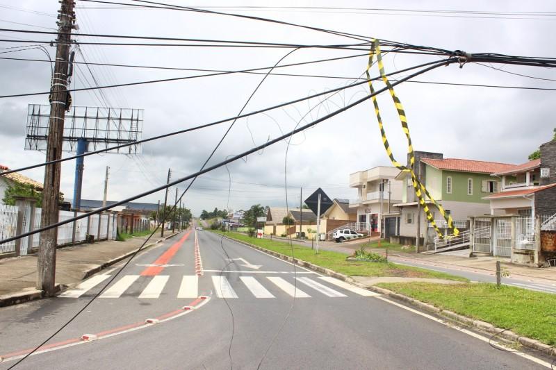 Carreta derruba fios de postes próximo ao 9° batalhão e desvio é realizado na chegada de Criciúma
