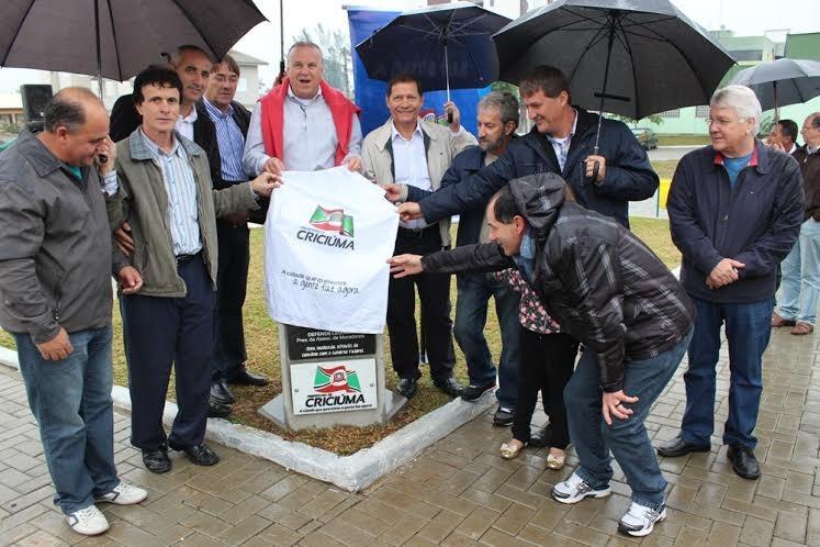 Comunidade prestigia inauguração de praça no bairro Santa Augusta
