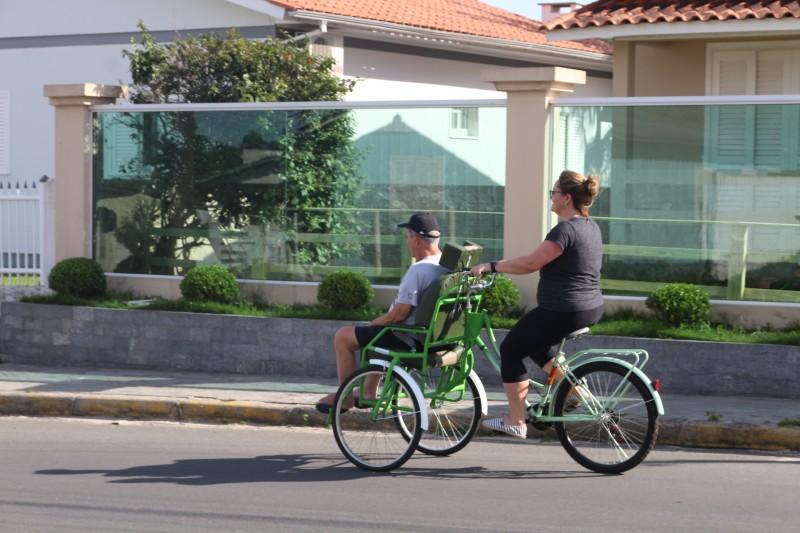 Engenharia Mecânica da UniSatc realiza entrega de triciclo para paciente com paralisia motora 