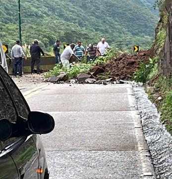 Queda de barreira é registrada na Serra do Rio do Rastro; trânsito está em meia pista