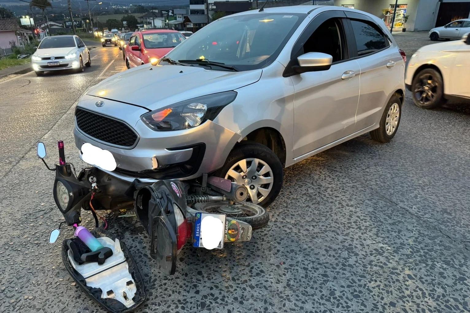 Motociclista fica ferida após colisão com carro