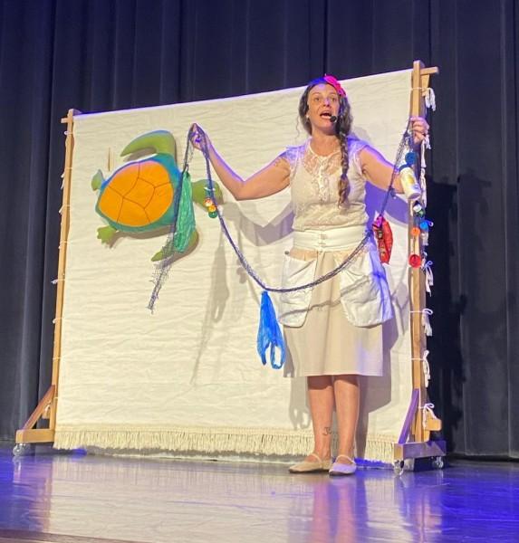 Espetáculo teatral leva conscientização sobre descarte e reciclagem de lixo aos estudantes