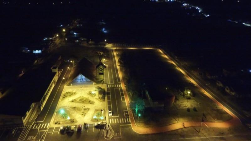 Bairro Primeira Linha recebe praça revitalizada e ruas pavimentadas