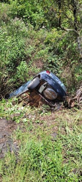 Motorista perde controle do veículo, sai da pista e cai em barranco