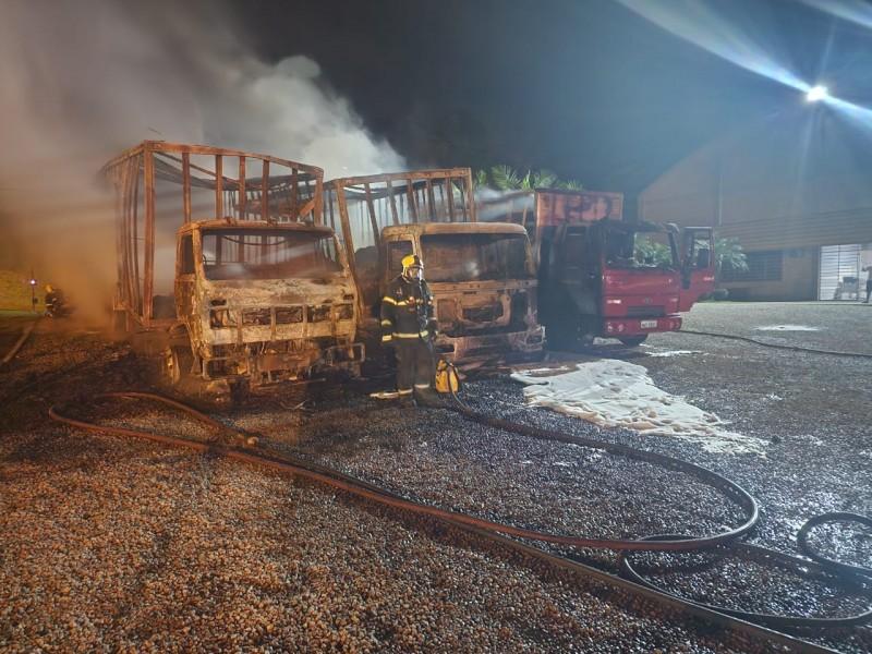Incêndio destrói caminhões em indústria alimentícia de Criciúma