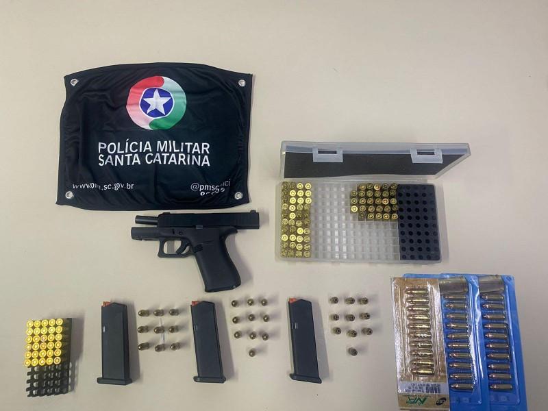 Homem é detido com mais de 150 munições e pistola em Criciúma 