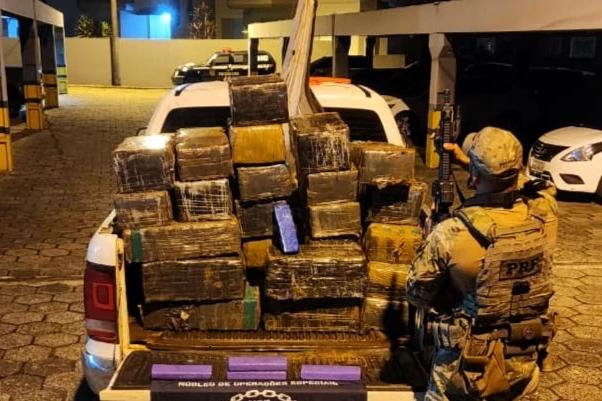 Vídeo: PRF apreende quase uma tonelada de maconha em Santa Catarina