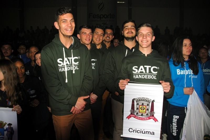 Atletas de Criciúma participam da abertura dos Joguinhos Abertos 