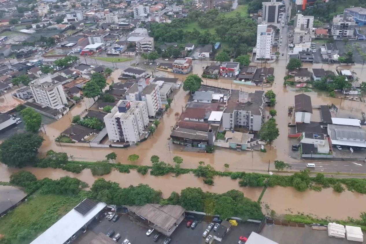 Chuva intensa provoca alagamentos e inundações em Santa Catarina