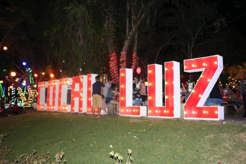 Praça da igreja matriz lotada para as atrações do Cocal Luz