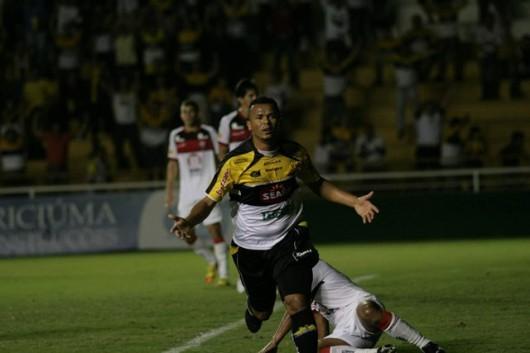 Vitória-BA e Criciúma duelam pela liderança da Série B