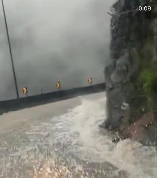 PMRv registra intenso fluxo de água na SC-390