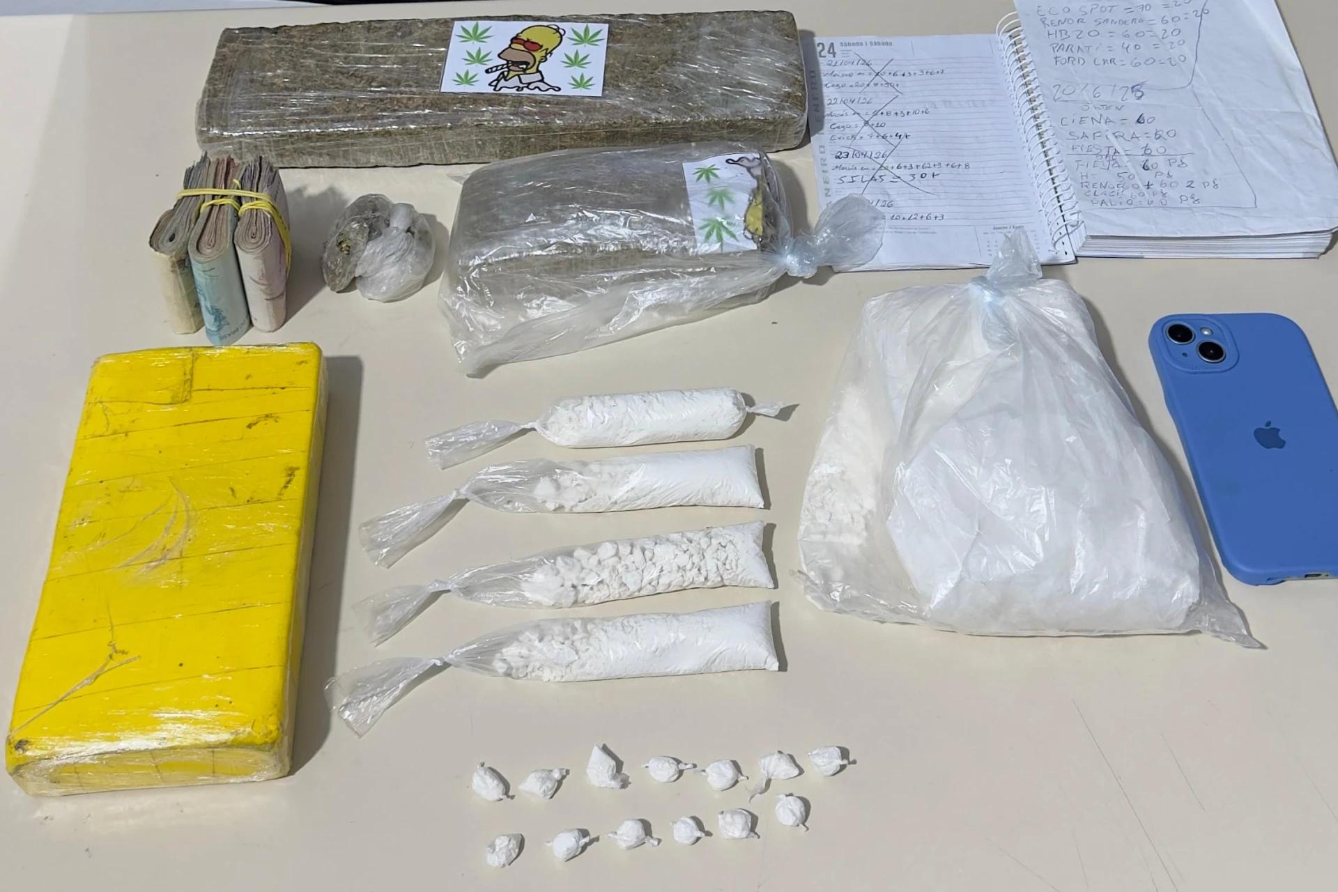 Com apoio de cães policiais, proprietário de bar é preso com porções de cocaína e mais de R$ 3 mil