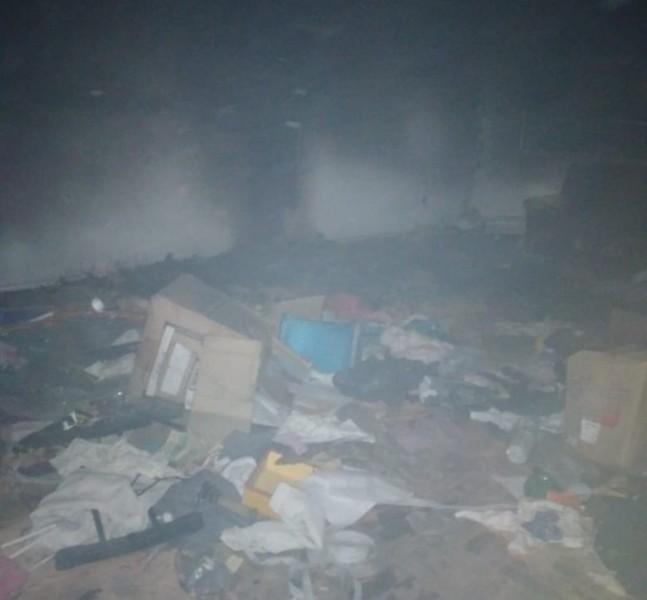 PM resgata morador de rua de imóvel atingido por incêndio em Araranguá