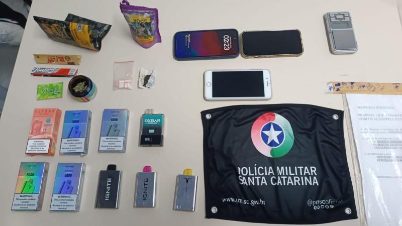 Três jovens são presos por tráfico de drogas na SC-108 em Criciúma