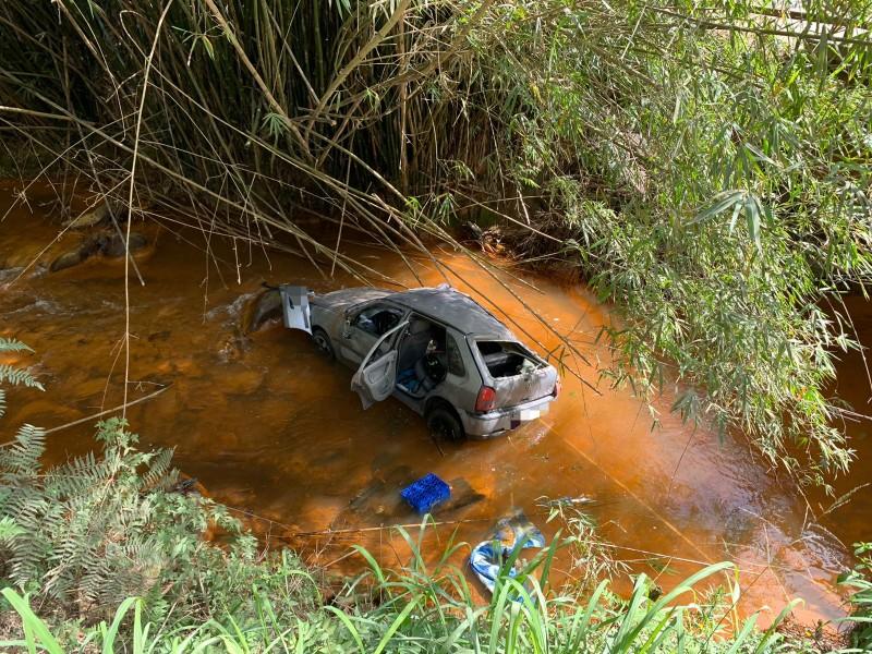 Motorista é hospitalizada após perder controle da direção e carro cair de barranco de oito metros