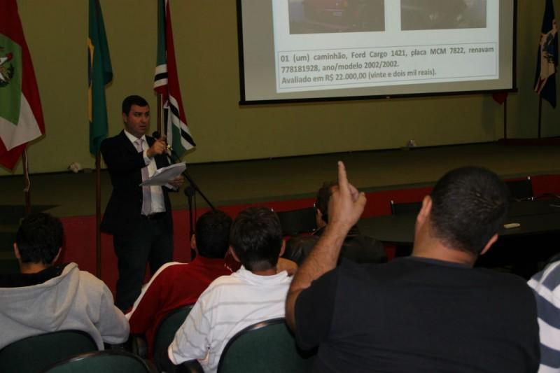 Leilão de veículos rende R$ 109 mil à prefeitura de Içara