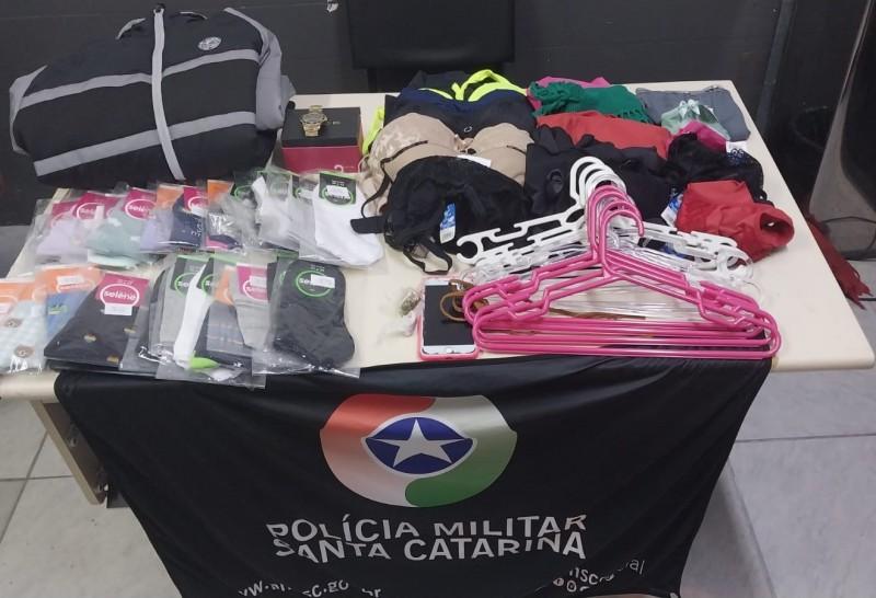 Jovem é presa e adolescente é apreendido após PM localizar roupas furtadas em Criciúma