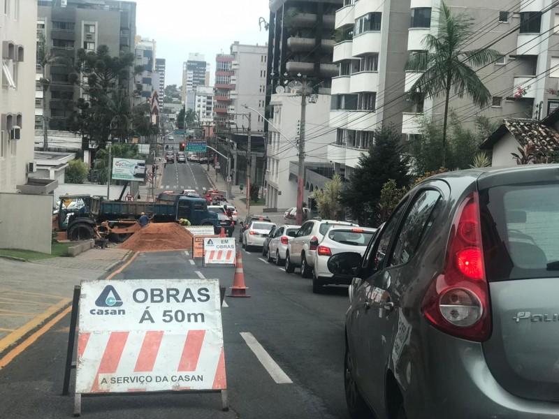  Obras da rede de esgoto provocam lentidão na rua Hercílio Luz  