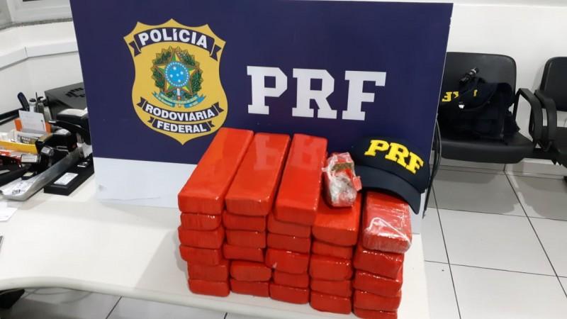 PRF apreende 16 kg de maconha na BR-101, em Tubarão 
