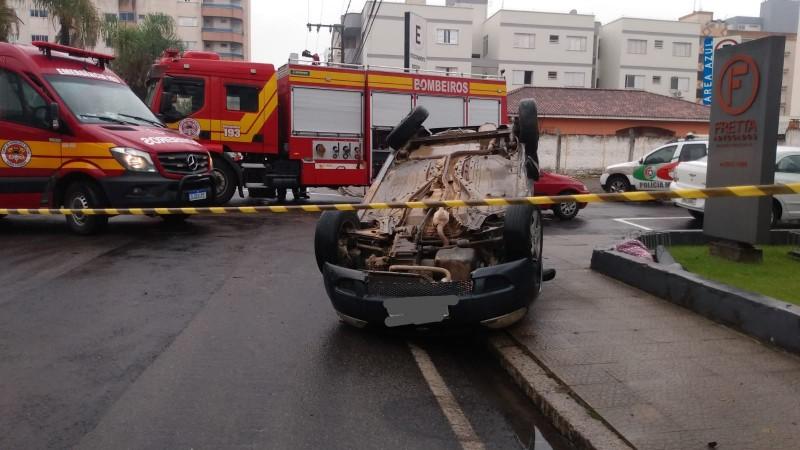 Motorista é hospitalizada após colisão seguida de capotamento no Centro de Tubarão