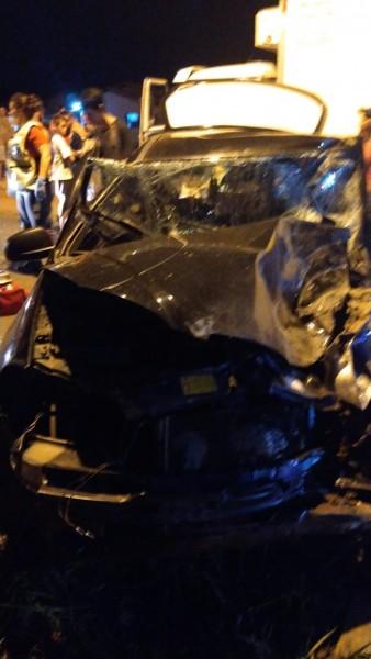 Acidente envolvendo caminhão e carro deixa motorista preso em ferragens e duas pessoas feridas 