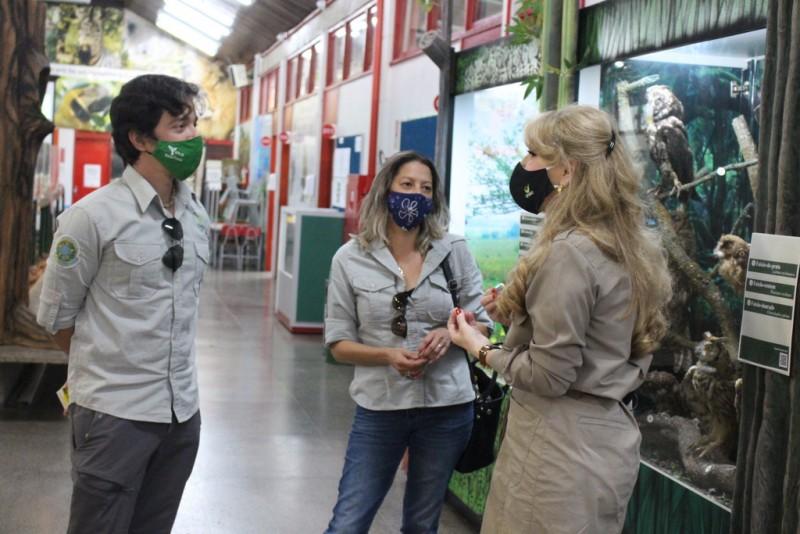 Museu de Zoologia da Unesc recebe visita de gestora da APA da Baleia Franca