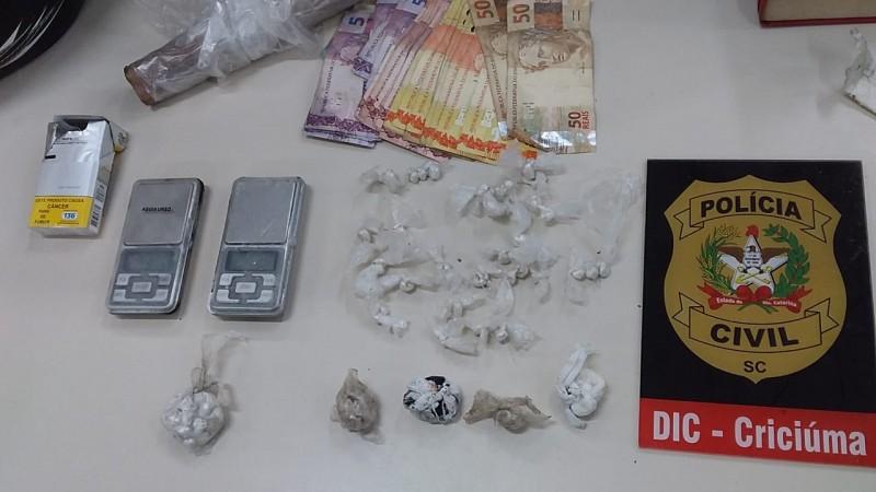 Operação policial prende três jovens e apreende droga no Pinheirinho em Criciúma