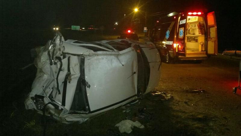 Carro capota na BR-101 e três pessoas ficam feridas