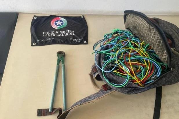 Homem é preso em flagrante por furto de fios em Araranguá