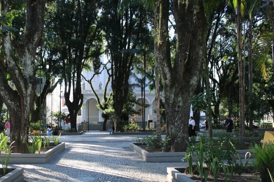 Astrasul celebra isenção do IR com costelaço na praça em Criciúma