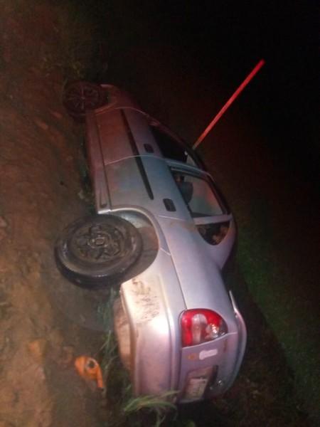 Em Timbé do Sul, carro cai em vala e motorista fica preso em ferragens 