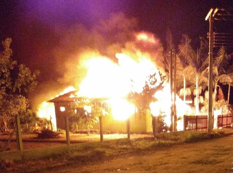 Casa é destruída por incêndio no município de Jacinto Machado