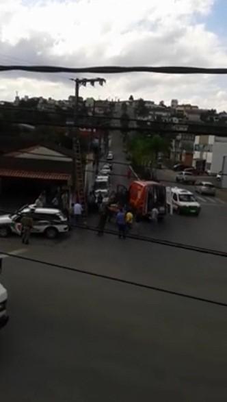 Jovem de 19 anos sofre choque elétrico após manutenção em poste