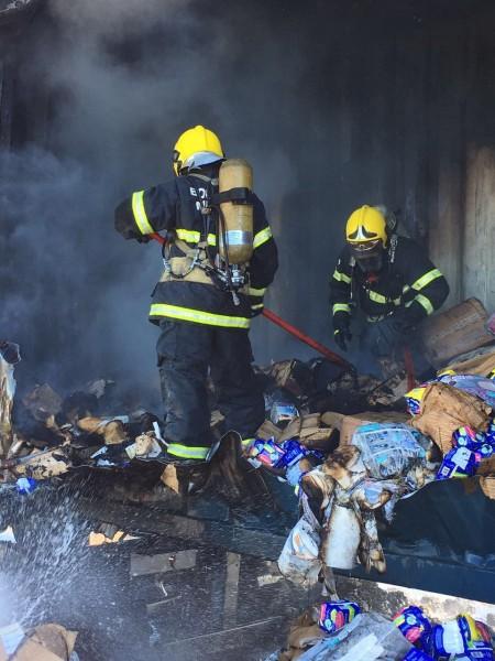 Incêndio em caminhão na BR-101 mobiliza Corpo de Bombeiros