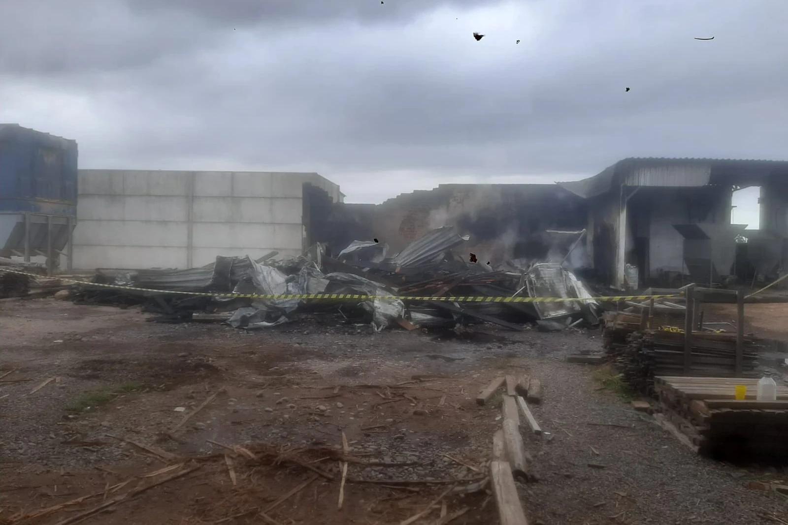 Incêndio destrói estufa de madeira em edificação industrial
