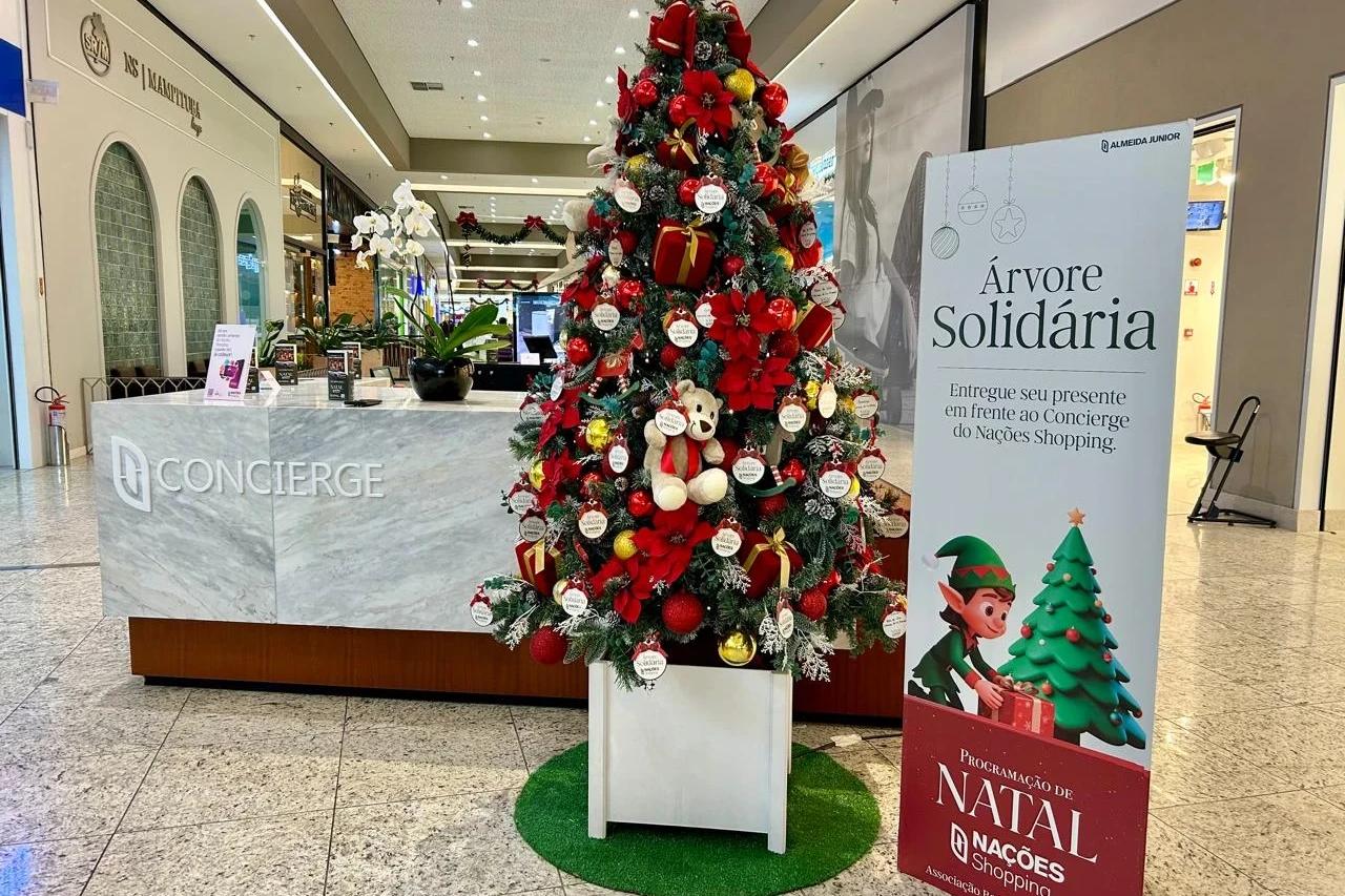 Árvore Solidária de shopping em Criciúma arrecada brinquedos para crianças da Abadeus