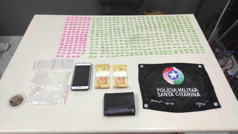 Polícia Militar apreende mais de 450 comprimidos de ecstasy no bairro Pedro Zanivan
