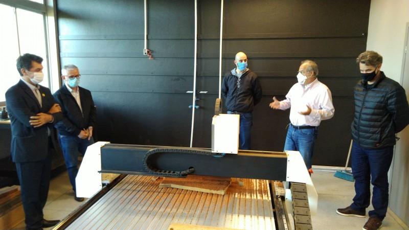 Prefeito Salvaro conhece projetos do CTSatc 