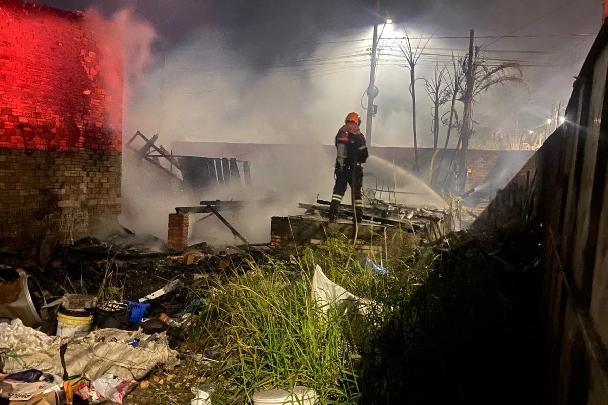 Residência é consumida pelo fogo no bairro Aurora, em Içara