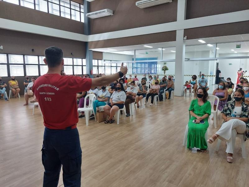 Agentes de serviços gerais passam por treinamento em Içara