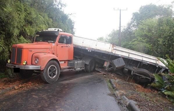 Motorista perde controle e carreta cai em ribanceira em Orleans