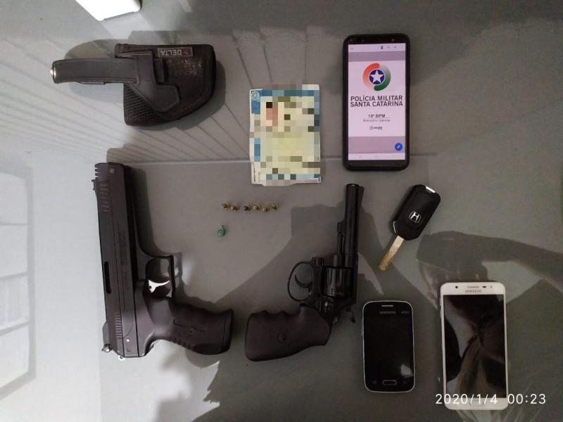 PM apreende arma e droga; motorista tenta dizer que dirigia para aplicativo para enganar policiais