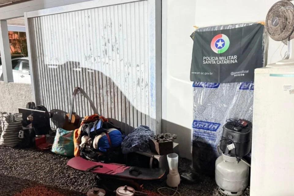 Mulher é presa em casa repleta de itens furtados
